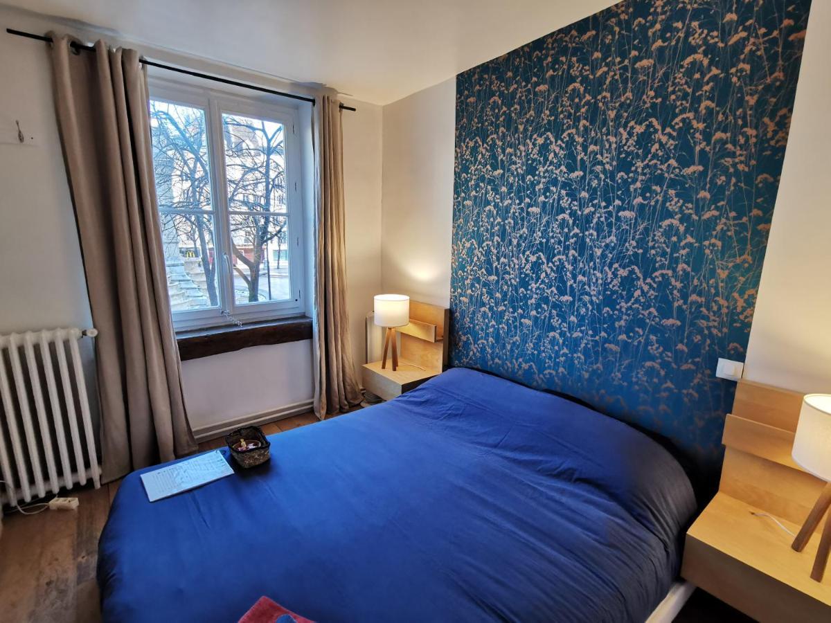 & ! 3 Bedrooms, 2 Bathrooms Paris